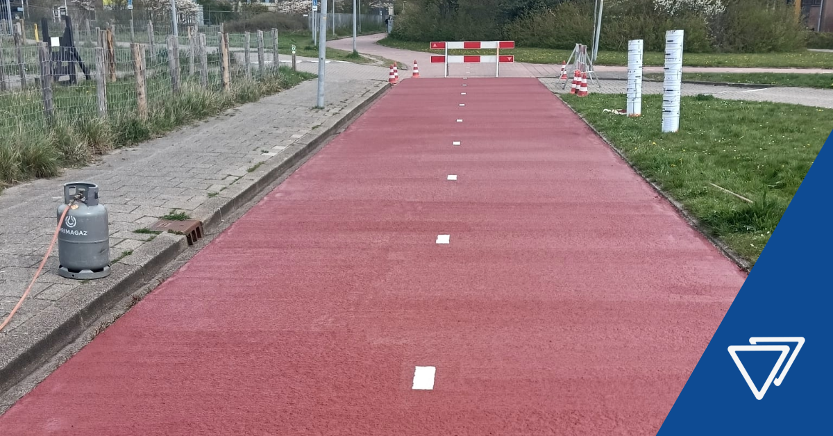 Alkmaar fietst veiliger dankzij nieuwe rolplast markering op meerdere fietspaden.