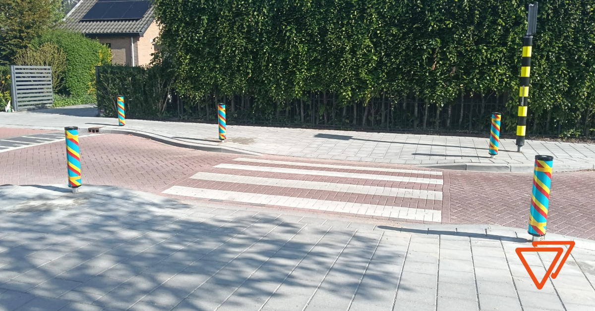 Attentie zuilen schoolzone Drechterland.