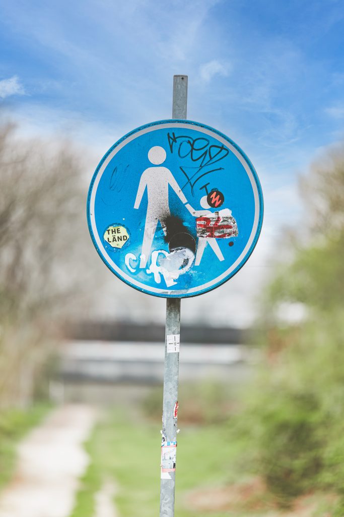 Reinigen verkeersborden